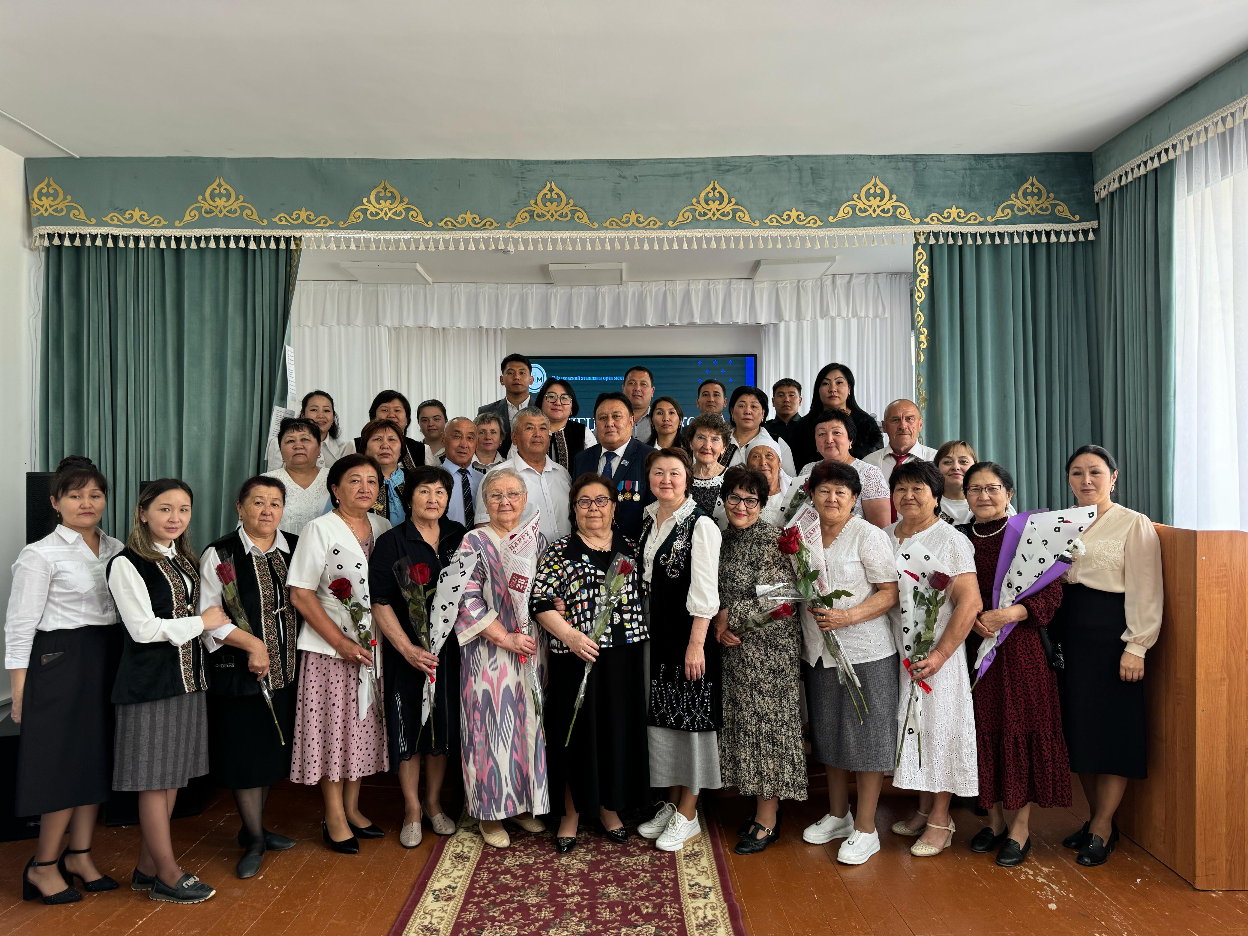 «Үлгілі ұстаз- жол көрсетер тәлімгер» атты ардагер ұстаздардың басын қосқан салтанатты іс-шара өтті.