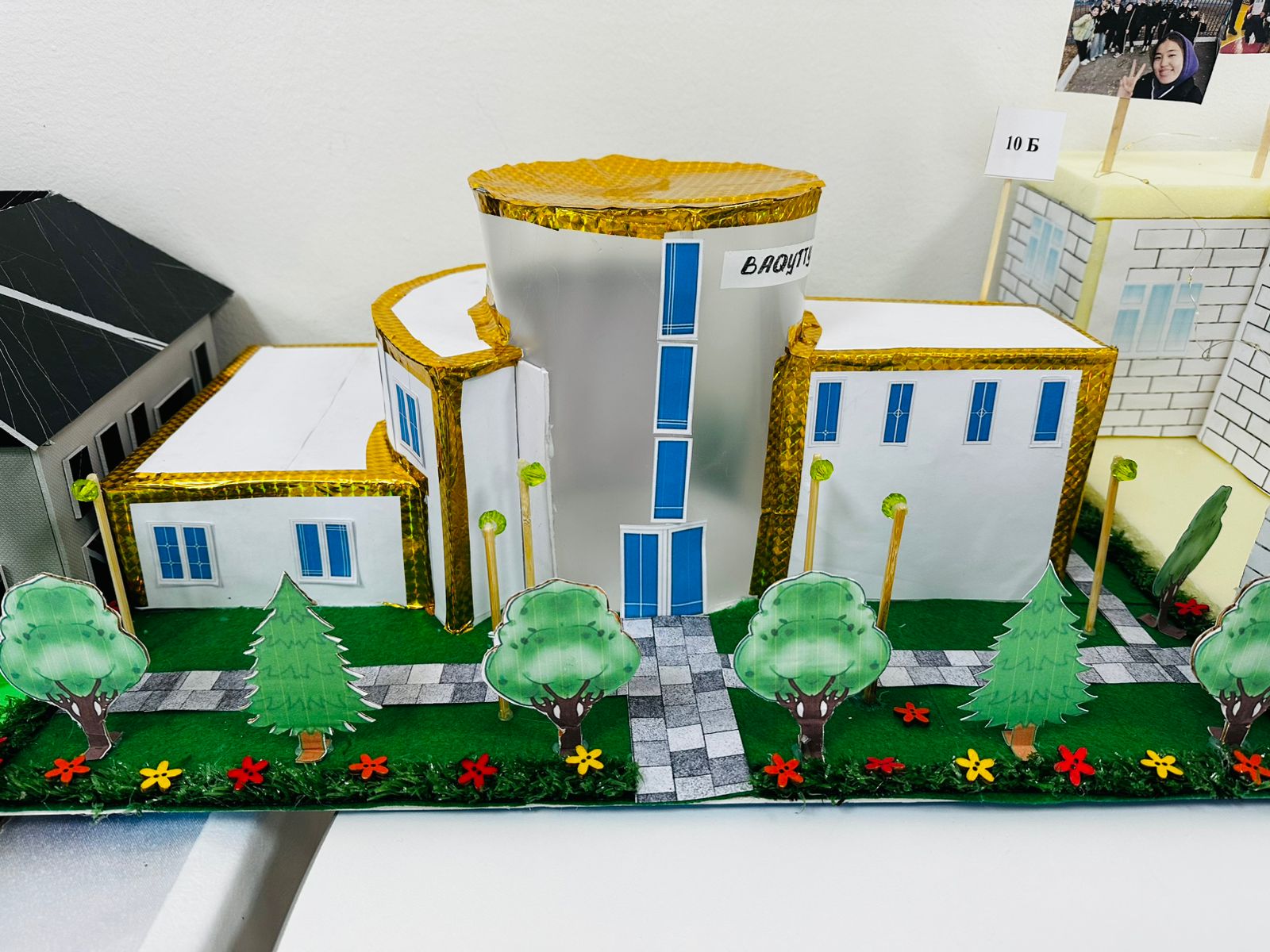 1-11 сынып оқушылары арасында "Бақытты мектеп" атты макеттар сайысы ұйымдастырылды.