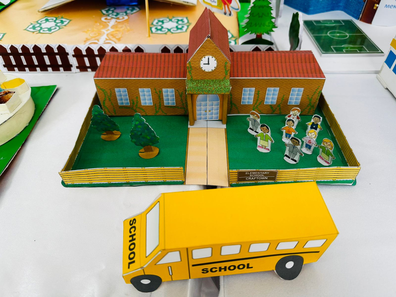 «Психология әлемі» апталығы аясында «Бақытты мектеп» макеттер сайысының ll-кезеңі өтті.