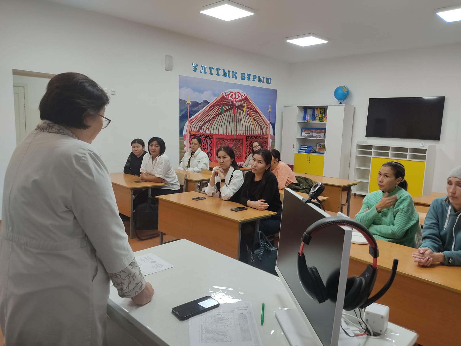 Мектепке дейінгі білім беру ұйымының тәрбиеленушілерінің ата-аналарымен “Балабақшадағы бір күнім” тақырыбында консультация жұмысы ұйымдастырылуда