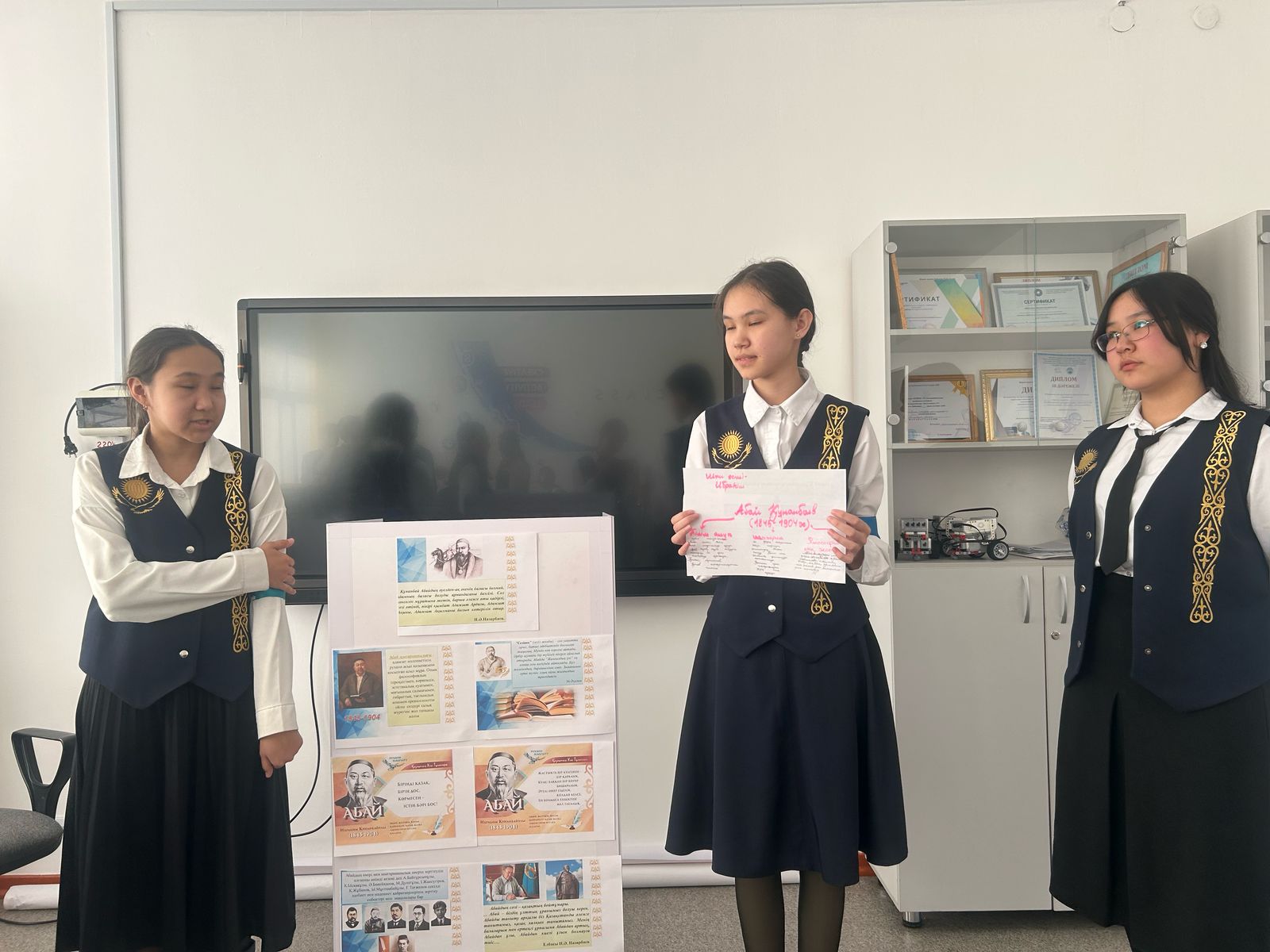 “АБАЙ ШЫҒАРМАЛАРЫ- БОЛАШАҚТЫҢ ШАМШЫРАҒЫ” АТТЫ ТӘРБИЕ САҒАТЫ