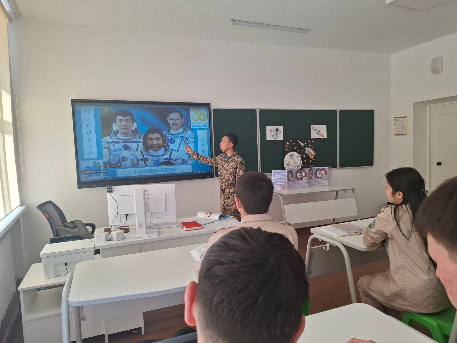 12 сәуір Ғарышкерлер күніне орай 8-11 сыныптарында «ҚАЗАҚ ҒАРЫШКЕРЛЕРІМЕН МАҚТАНАМЫЗ!»  тақырыбында сынып сағаттары өтті.