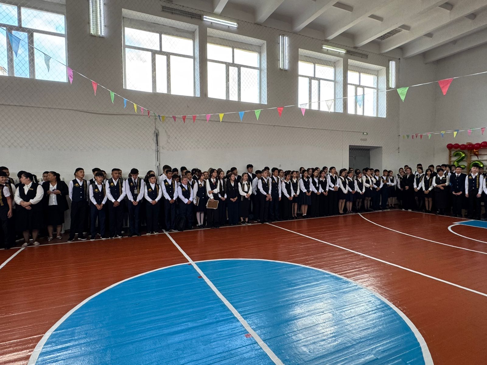 БІЛІМ КҮНІНЕ АРНАЛҒАН САЛТАНАТТЫ ТІЗІЛІС ӨТТІ