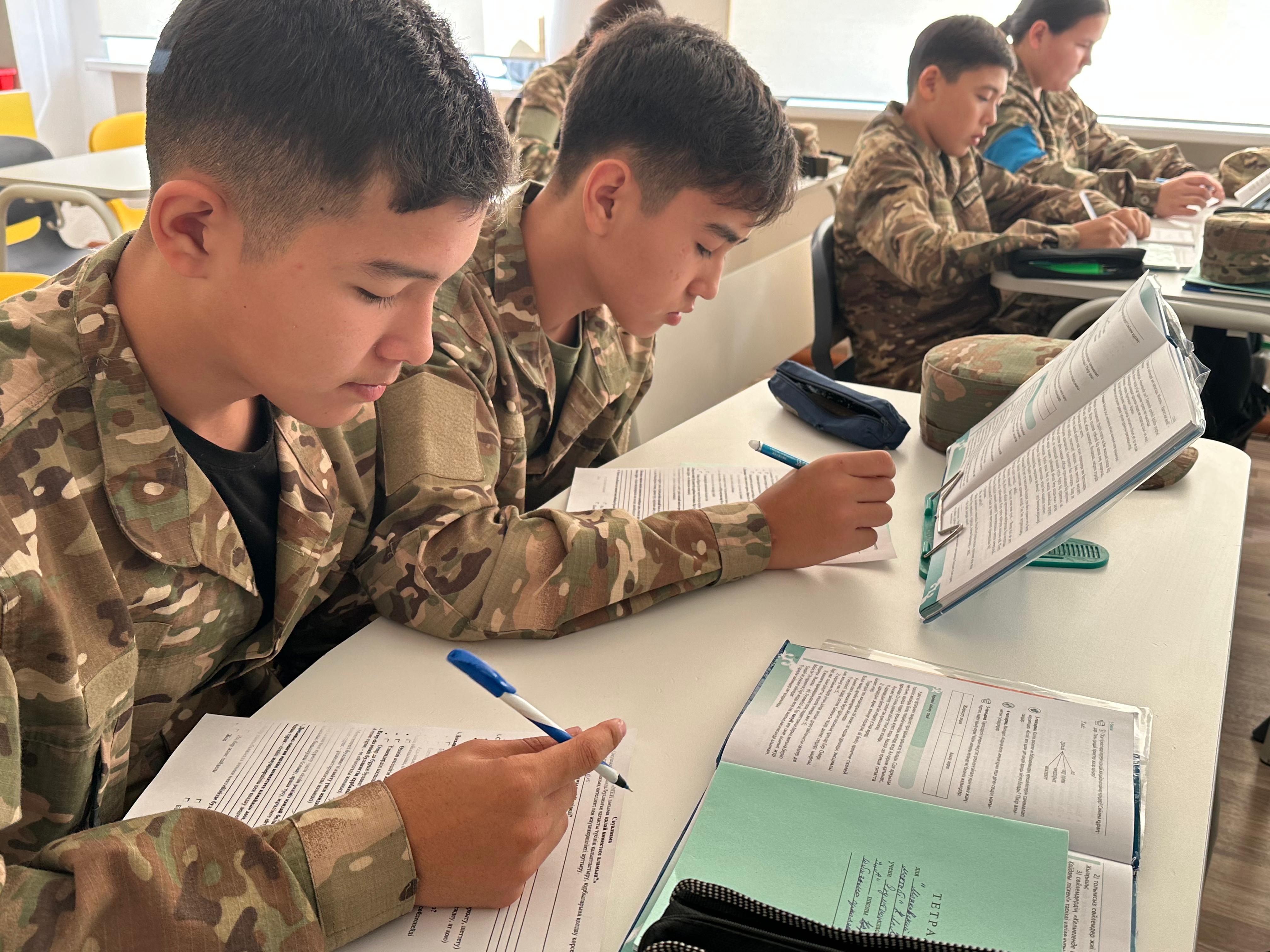 МЕН ДОСЫМА ҚАЛАЙ КӨМЕКТЕСЕ АЛАМЫН?